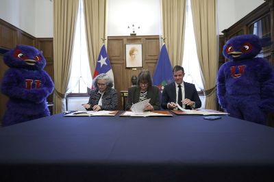 En la cita, celebrada en la Sala Amanda Labarca de la Casa Central de la Universidad de Chile, participaron la Rectora Rosa Devés y el presidente de Azul Azul, Michael Clark, entre otras autoridades universitarias y deportivas.